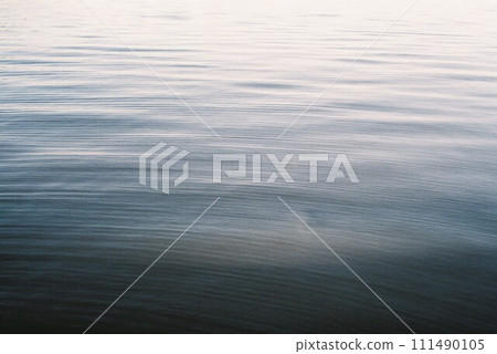 陽光明媚的日子裡的水面 陽光明媚的日子裡的水面 111490105