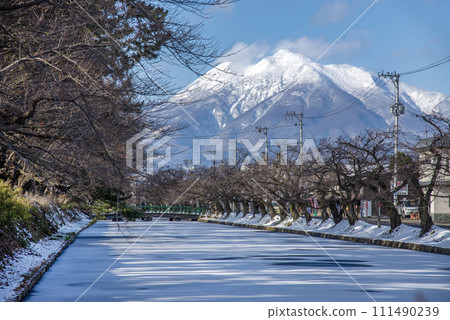 冬天的弘前城護城河和岩木山 111490239