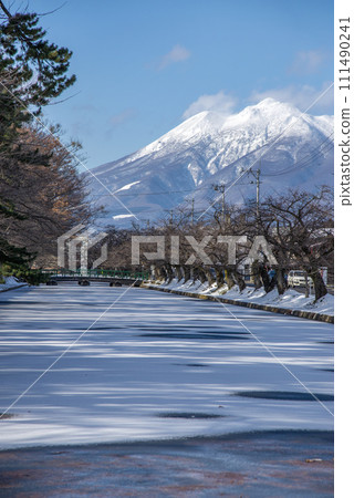 冬天的弘前城護城河和岩木山 111490241