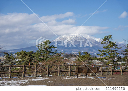 Hirosaki Castle, Mt. Iwaki from the main enclosure, winter, Hirosaki City, Aomori Prefecture 111490250
