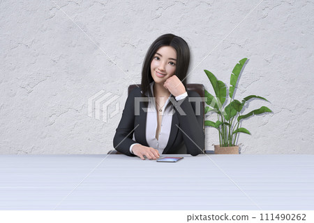 微笑的辦公室女士將下巴靠在桌上 111490262