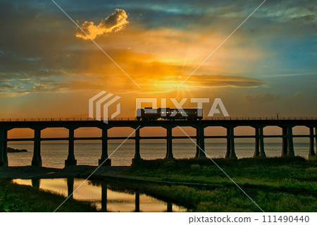 日落和火車在日落時 111490440