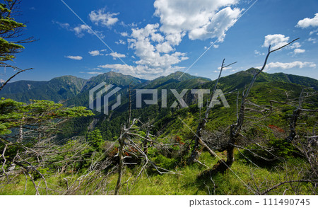 從南阿爾卑斯山的喜保峰看到的茶臼山、上川內岳、聖山連峰 111490745