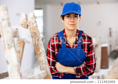 Portrait of smiling woman builder 111491009
