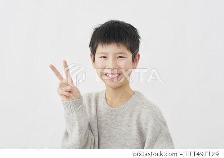 男孩在白色背景上做和平標誌 111491129