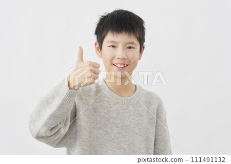 男孩給一個好兆頭白色背景 111491132