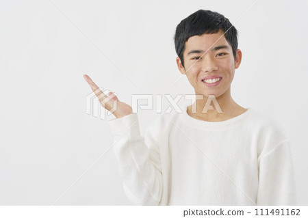 男孩用手掌指向左邊，白色背景 111491162