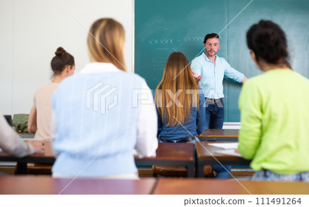 Male teacher giving presentation for students in lecture hall 111491264