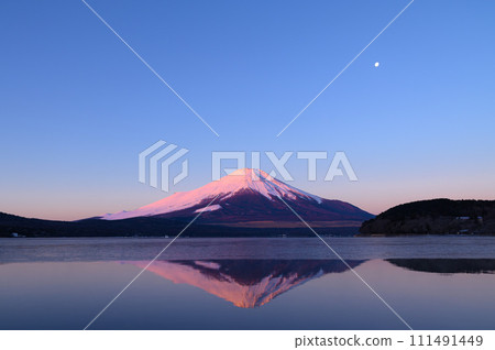 山梨縣山中湖倒映的倒富士(清晨的紅富士) 山梨縣山中湖倒映的倒富士(清晨的紅富士) 111491449