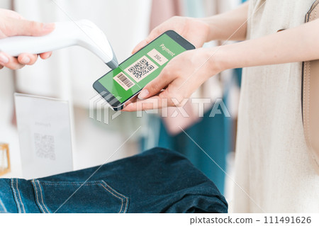 Women and clerks making barcode payments, QR code payments, electronic money, smartphone payments, and cashless payments Women and clerks making barcode payments, QR code payments, electronic money, smartphone payments, and cashless payments 111491626