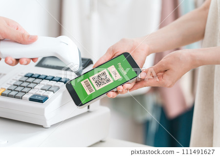 Women and clerks making barcode payments, QR code payments, electronic money, smartphone payments, and cashless payments 111491627