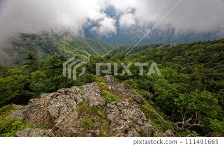 Hikariwa rock and mountain surface covered with clouds as seen from Mt. Hikaru in the Southern Alps Hikariwa rock and mountain surface covered with clouds as seen from Mt. Hikaru in the Southern Alps 111491665
