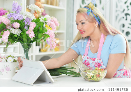 Young woman cooking healthy food in kitchen 111491786