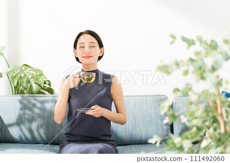 A woman in her 30s drinking herbal tea 111492060