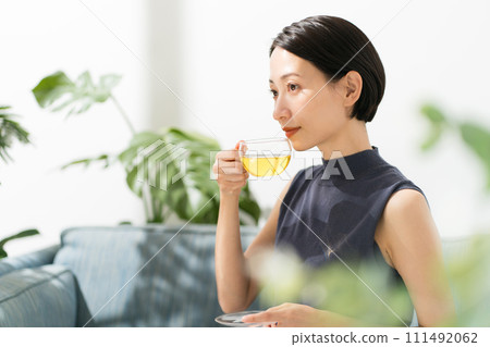 30多歲的女性喝花草茶 111492062