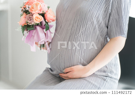 Bouquet of flowers, pregnant woman with bouquet, maternity photo (sitting on a chair) 111492172