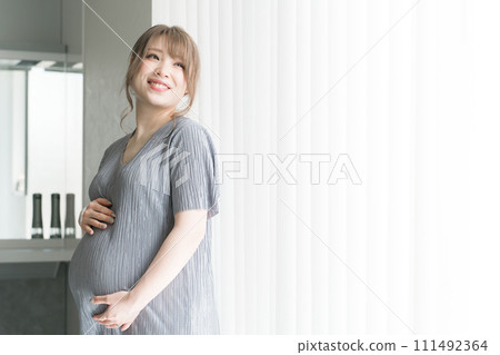 Pregnant woman/maternity photo in the living room of the house 111492364