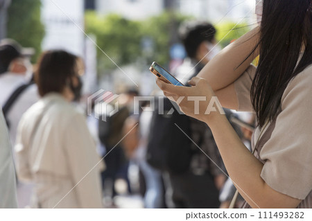 Hand of a woman holding a smartphone 111493282