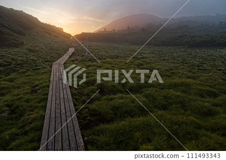 Mountain range of Mt. Isarga in the Southern Alps at dawn 111493343