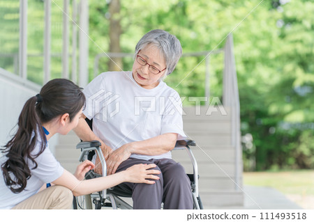 Elderly people in wheelchairs and caregivers (hip joints) 111493518