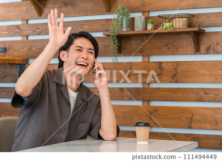 亞洲男人在咖啡館約會 111494449