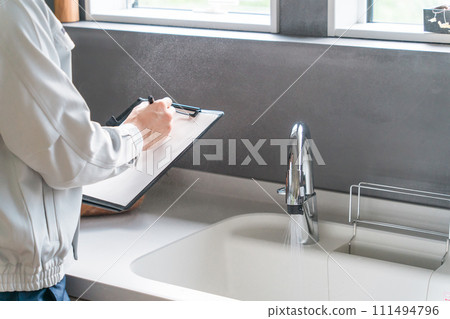 水管工、設備公司、改造商或建築公司穿著工作服的商人檢查供水 水管工、設備公司、改造商或建築公司穿著工作服的商人檢查供水 111494796