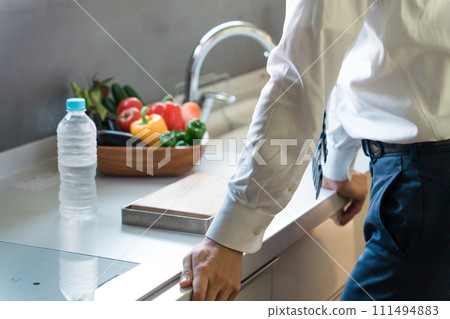 廚房裡站著一個西裝革履的男人(沒臉) 廚房裡站著一個西裝革履的男人(沒臉) 111494883