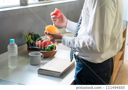 廚房裡站著一個西裝革履的男人（沒臉） 111494885