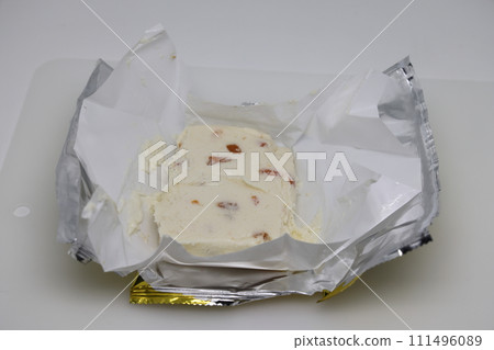 Sweet curd mass in an open package. Weight loss, diet and weight control. Healthy food 111496089