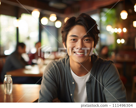 微笑在餐廳的年輕人 111496304