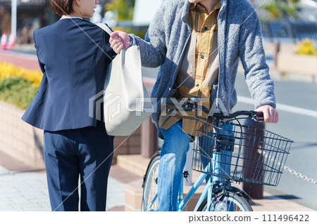 一名男子騎自行車搶包 111496422