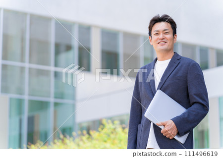 在一家大公司工作的經理/中年商人（中年），帶筆記型電腦 111496619