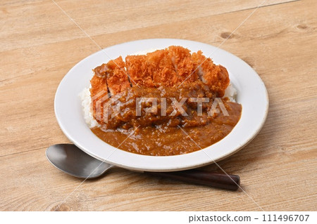 炸肉排咖哩。咖哩飯，炸豬排。咖哩，咖哩。 111496707
