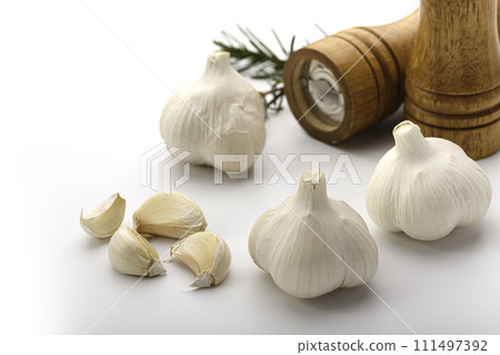 大蒜白色背景 大蒜白色背景 111497392
