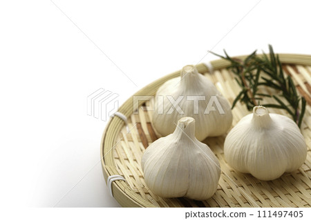 大蒜白色背景 大蒜白色背景 111497405