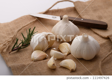 garlic white background 111497426