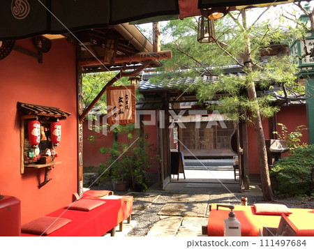 這是夏季京都的一家古色古香的茶館。 111497684