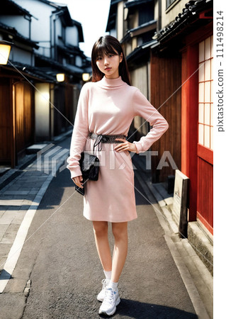 年輕女子穿過一條兩旁都是日本老房子的街道 111498214