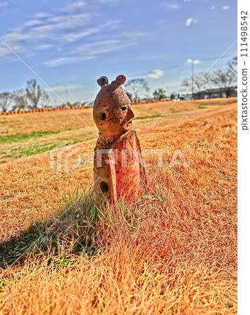 Haniwa standing in the grassland 111498542