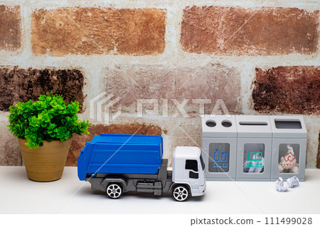 垃圾桶和垃圾車分離的圖像 111499028