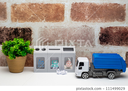 垃圾桶和垃圾車分離的圖像 111499029