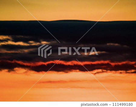雲彩懸掛在早晨的陽光下 雲彩懸掛在早晨的陽光下 111499180
