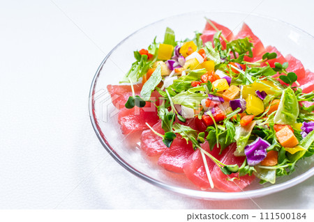 色彩繽紛的鮪魚生牛肉片 111500184