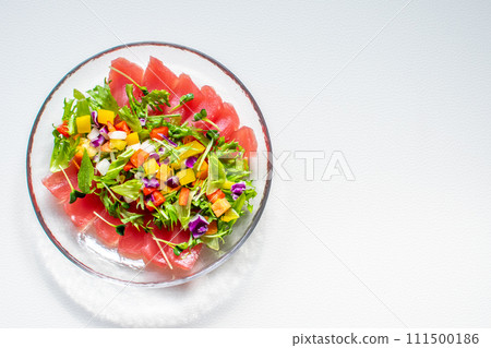 色彩繽紛的鮪魚生牛肉片 色彩繽紛的鮪魚生牛肉片 111500186
