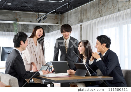 Asian businesspeople having a group meeting 111500811