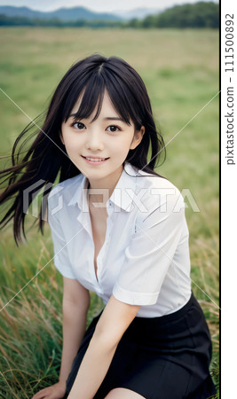 微笑著看著綠色地球的年輕女子 111500892