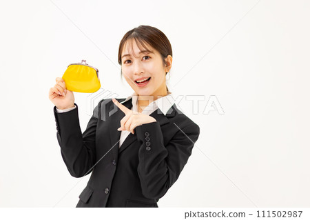 Young woman business wallet pointing 111502987