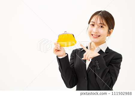 年輕女子商務錢包指著 111502988