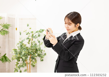 Young woman business smartphone 111503232