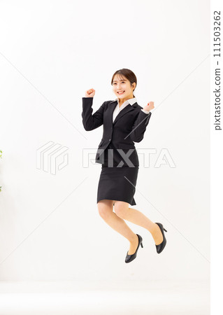 年輕女子商業 20 多歲的拳頭泵 111503262